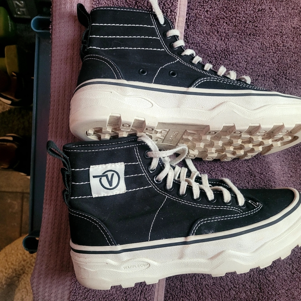 Vans half cab tennis shoe